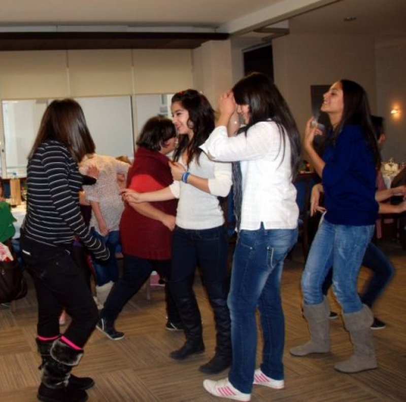 kiz-yetistirme-yurdunda-dogum-gunu-kutlamasi-IHA-20120116AY508322-3-t.jpg